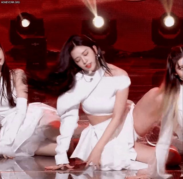 Ahn Yujin's bold floor dance