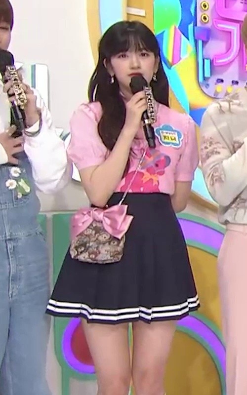 (SOUND)YU JIN with a pink ribbon bag