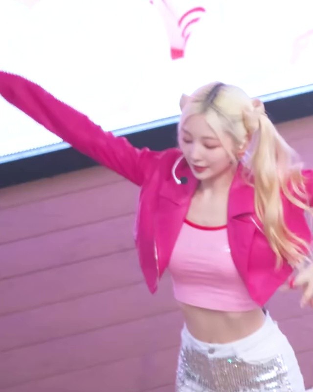 From the top, a cropped pink Rocket Punch YEONHEE