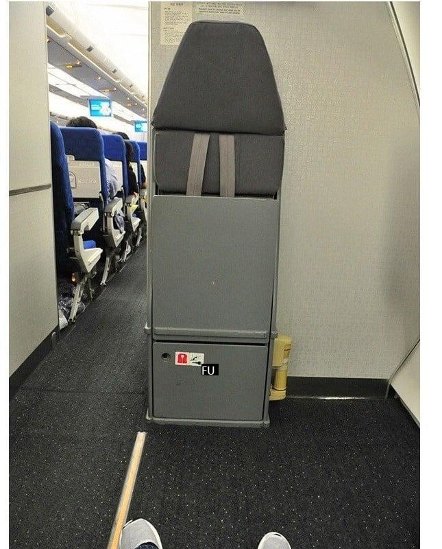 a plane seat that is divided between likes and dislikes