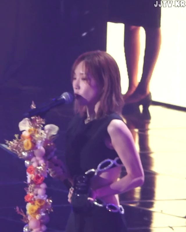 Taeyeon's side exposed dress standing muscle Taeyeon