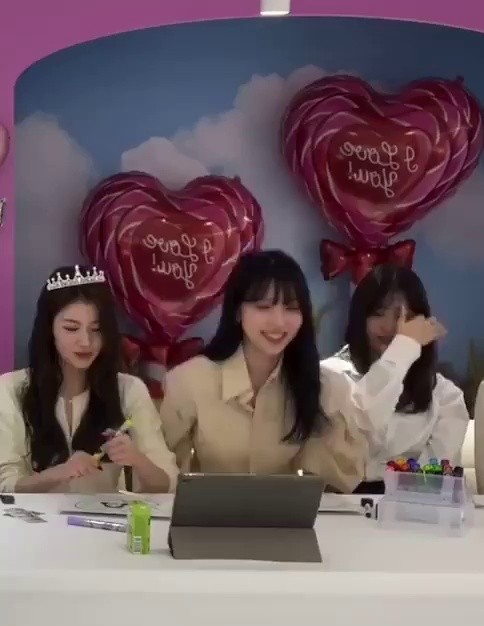 (SOUND)MINA of TWICE dancing excitedly after getting the answer right