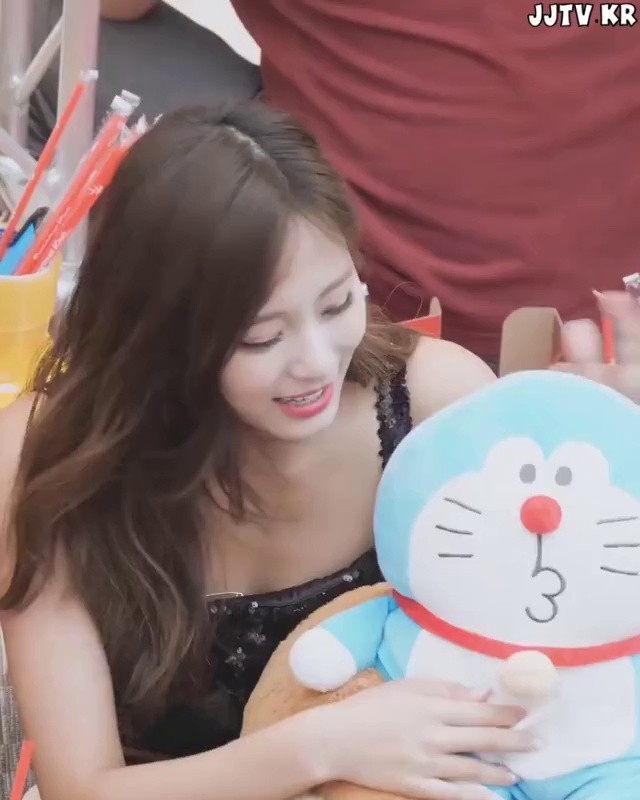 TWICE's shining beauty and shiny sleeveless TZUYU