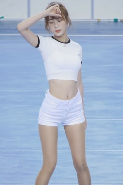 Cheerleader Yuju's 40 baggy close-up crop tee white shorts