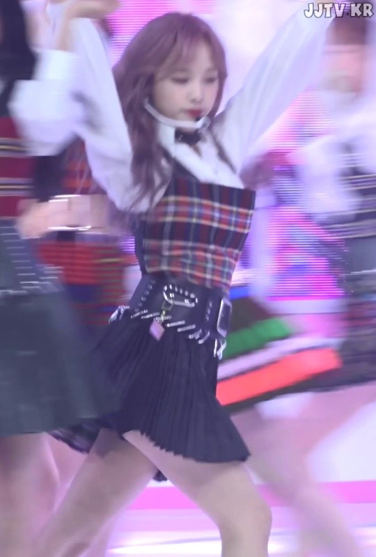 Other turning pleats, skirt, black underpants, Choi Yena