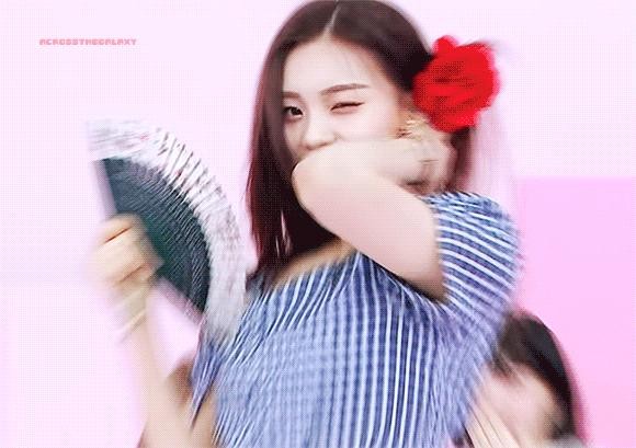 VIVIZ's Umji is doing the fan dance