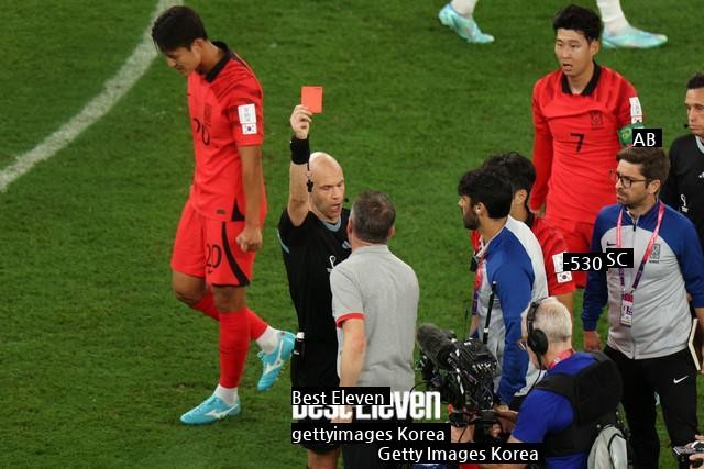 Bento, who received the "red card," cannot communicate using communication devices against Portugal