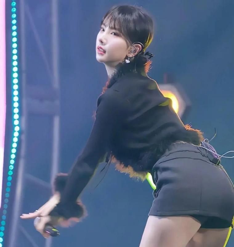 Eunha who ran in a warm-looking miniskirt event in VIVIZ's honey thighs