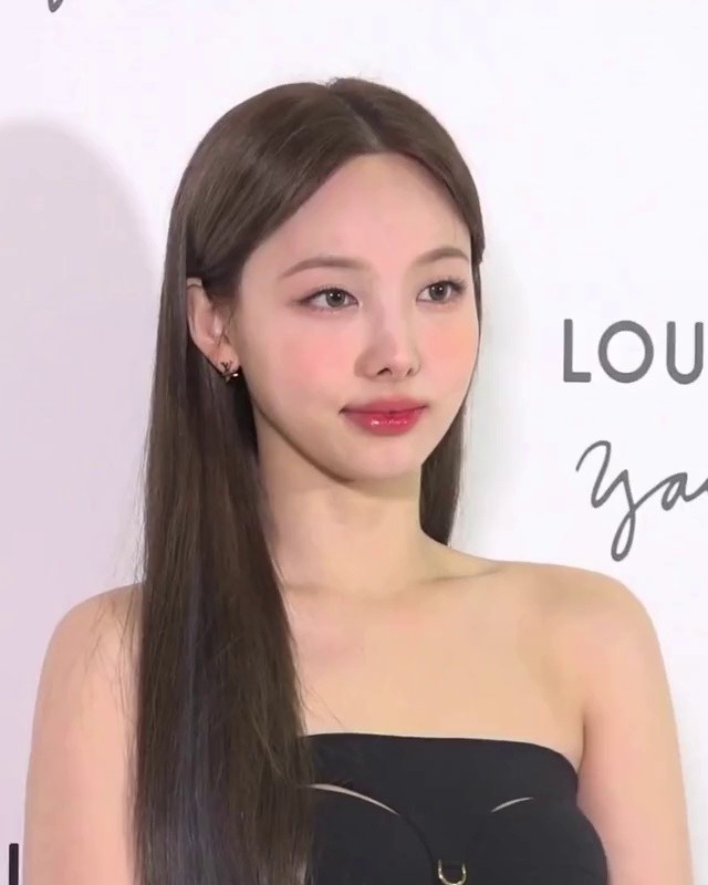 TWICE NAYEON's handsome black lingerie look at Louis Vuitton event