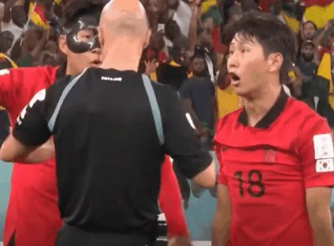 He must have been so angry that he didn't give Kim Young-kwon a corner kick