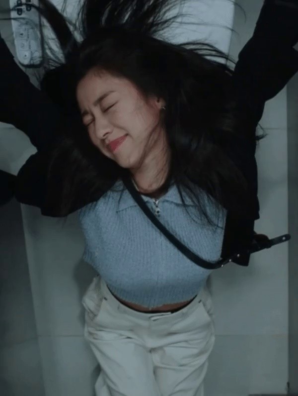 Kang Mina's expression is heavy