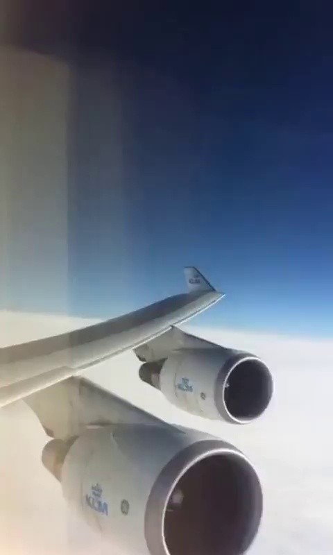 (SOUND)The video of me running fast when I see wings outside the window during the turbulence