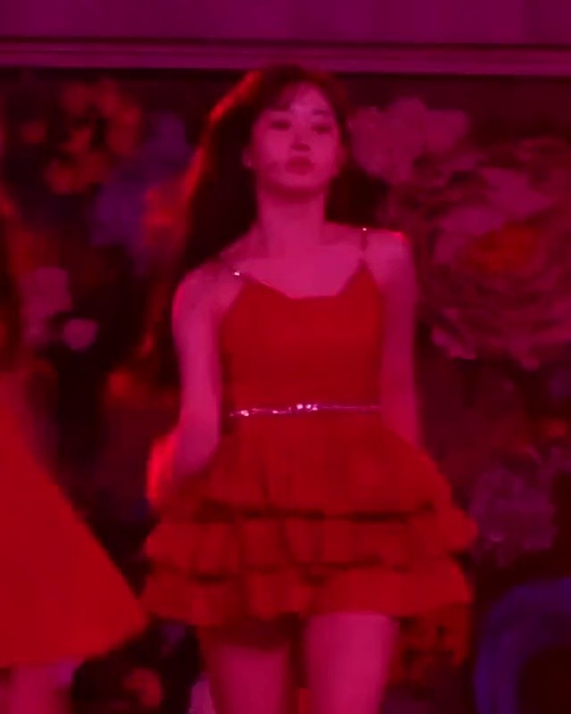 N.Mix's red frill skirt. N.Mix's Oh Haewon