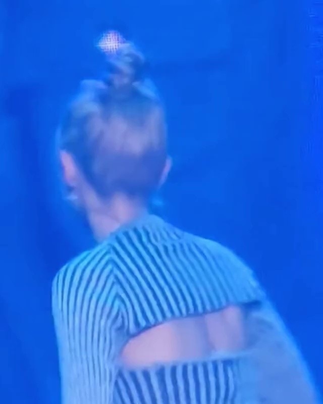 (G)I-DLE's Miyeon's moist standing muscles