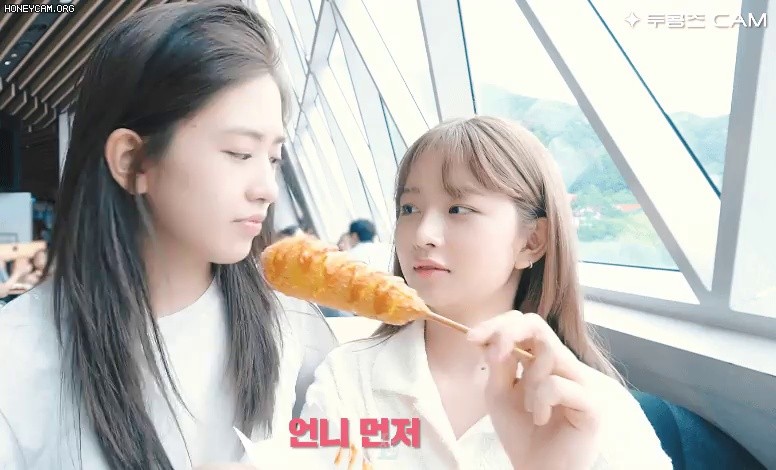 You go first. Ahn Yujin and Rey eat hot dogs first