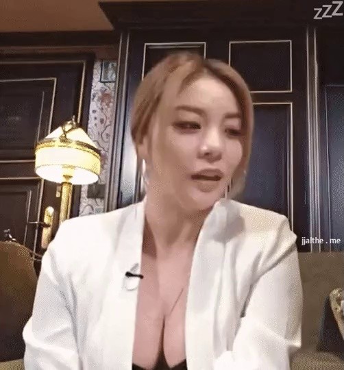 Ailee showing off her fullness