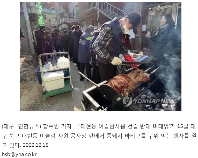 Barbecue in front of mosque construction site