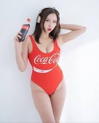 Pepsi girl vs Coca Cola girl