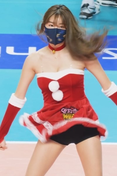 Cheerleader Ahn Jihyun has become a sexy Santa