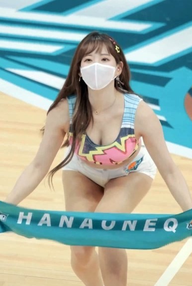 Crop sleeveless top, chest movement, cheerleader, Kim Hanna