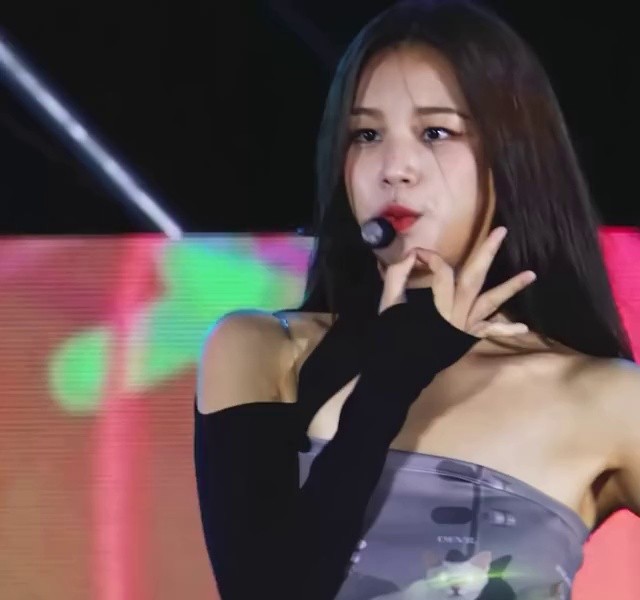 LABOUM Solbin covered only one collarbone