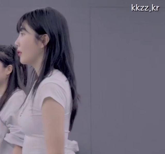 Red Velvet's Joy is wearing a white t-shirt for dance practice