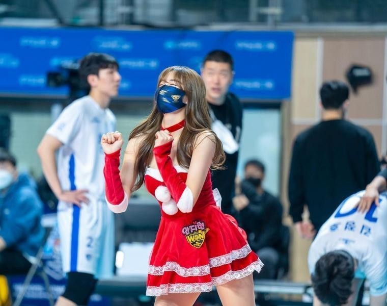 Cheerleader Ahn Jihyun in Santa costume
