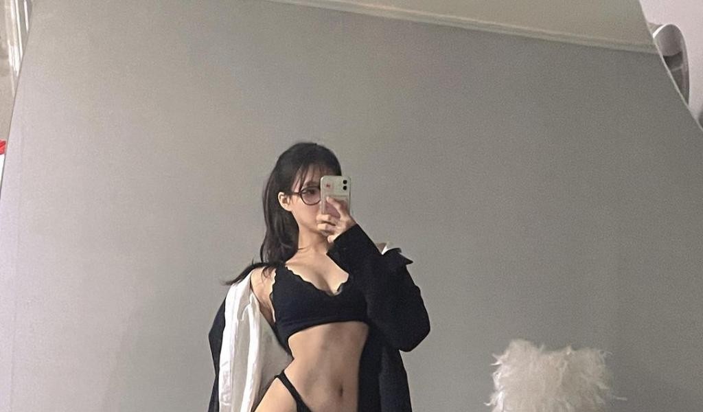 High-leg black panties Myung Ah-Chu Body Star New Picture Level Shaking