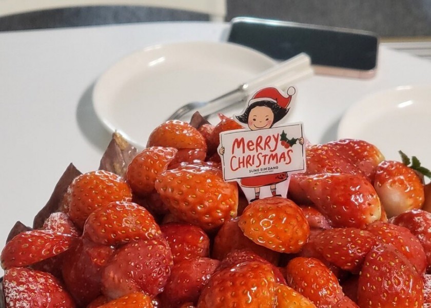 Sungsimdang's strawberry cake