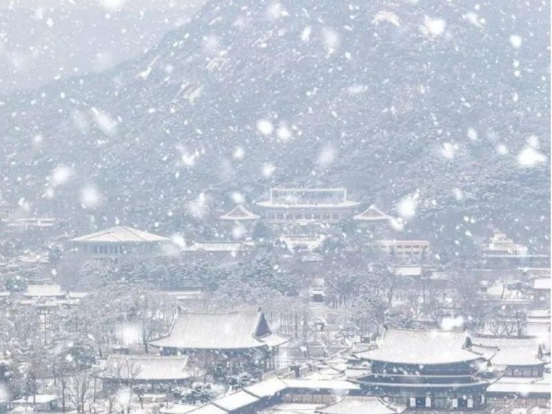the snowy scenery of Gyeongbokgung Palace