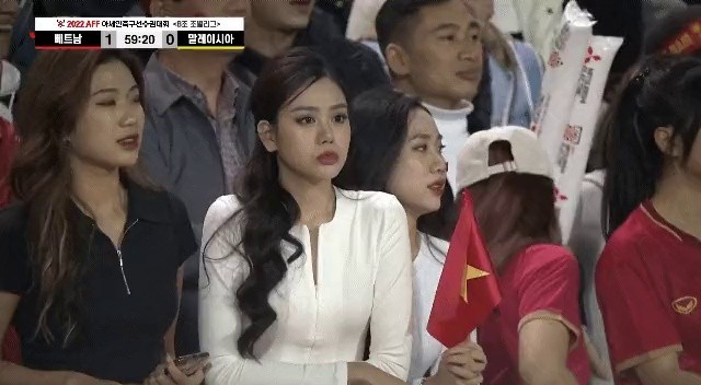 Female fans caught on camera during the Vietnam vs Malaysia match. gif