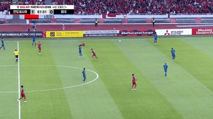 In the real-time Indonesian team Shin Tae-yong's game, a dog tackle was sent off.gif