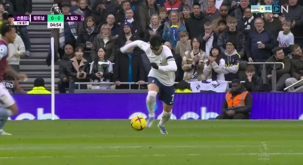 Son Heung-min is blocked from breaking through Tottenham vs Aston Villa double team foul Shaking. Shaking