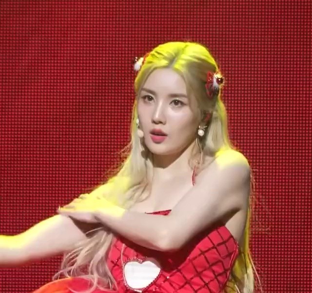 Kwon Eunbi shows off her heavyness at the concert.