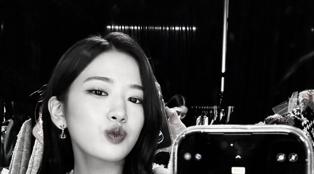 Eyeve, Ahn Yujin's selfie.