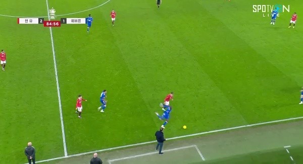 Manchester United vs. Lysanma's defense that holds out firmly. Shaking. Shaking.