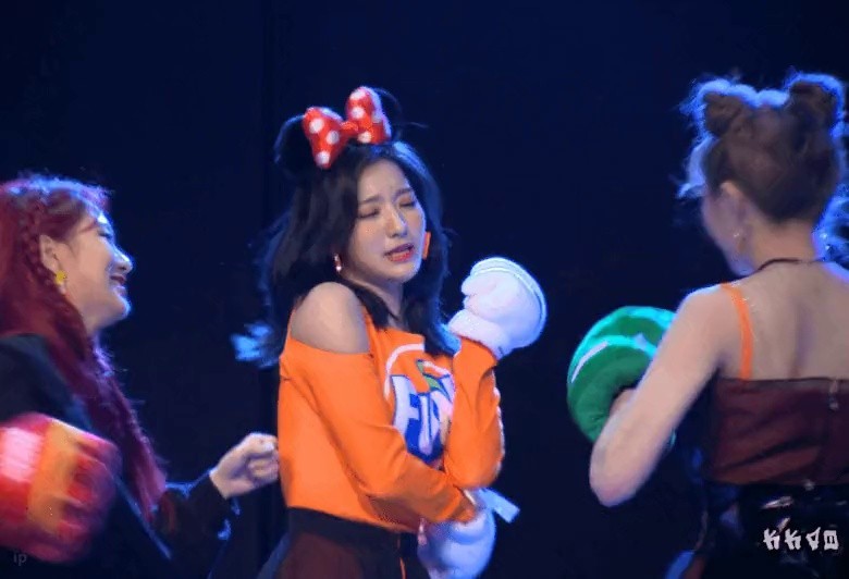Saerom gets beaten by the members.