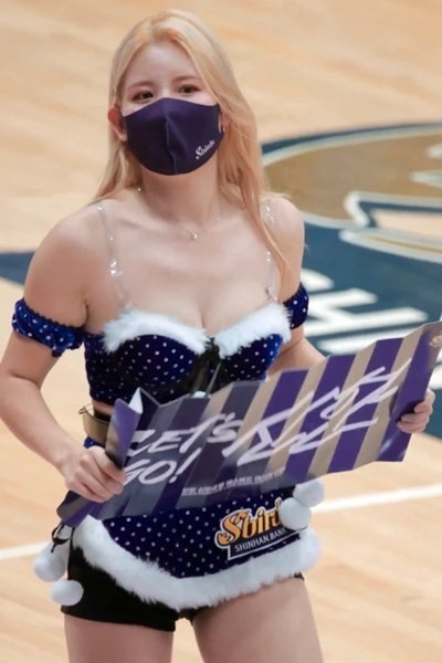 Cheerleader Jung Young-seo Off-Solder Santa Claus Slapping Upper Chest