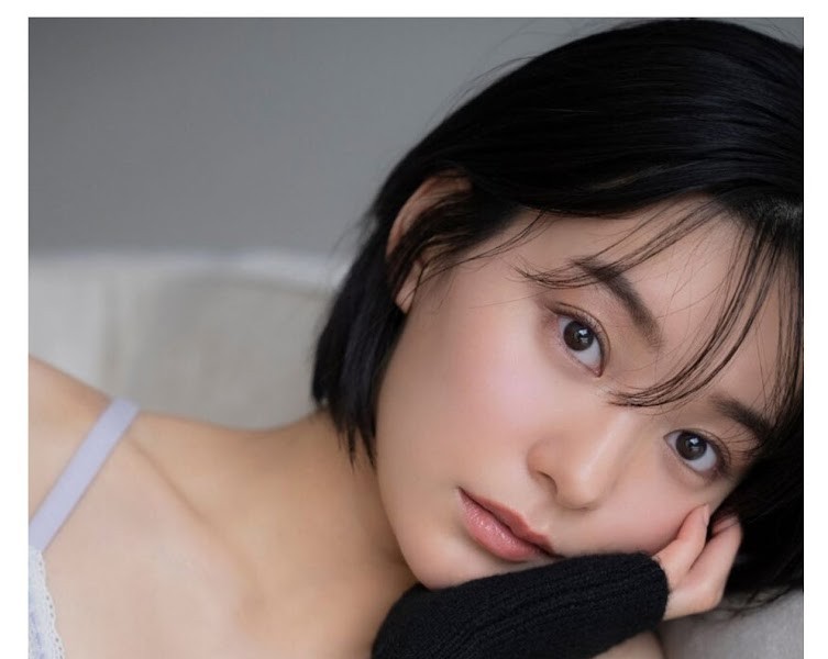 Momoko Arata, a gravure model and actor who specializes in Korean.