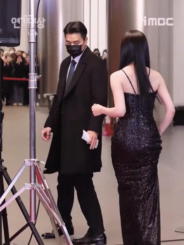 KIM MIN JU's shiny black dress behind her pelvis.