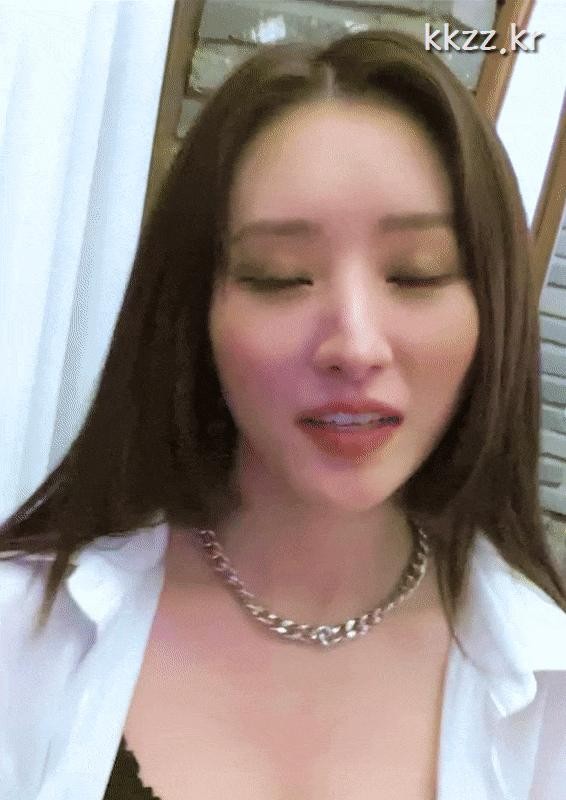 Sua takes off her top.
