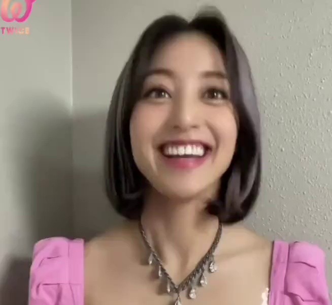Jihyo of TWICE is interfering with the deep pink dress chain.