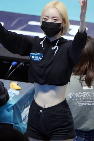 Seo Hyun-sook's cheerleader cropped hoodie ant waist