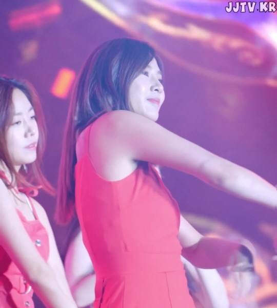 Apink's close-up red sleeveless dress Yookdeok body Apink Oh Hayoung