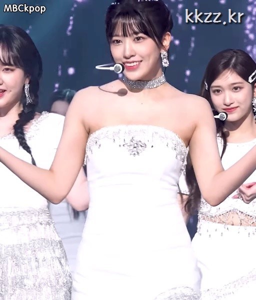 Eyeve. Dress fit that stands out more than usual. Eyeve Ahn Yujin.