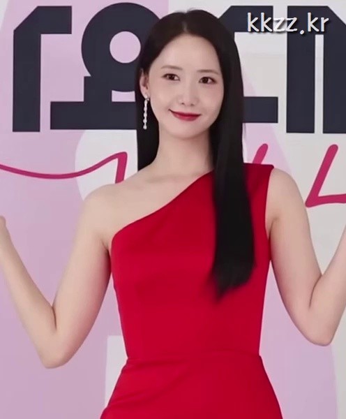 Actor Yoonah in a blue red dress at the year-end award ceremony.