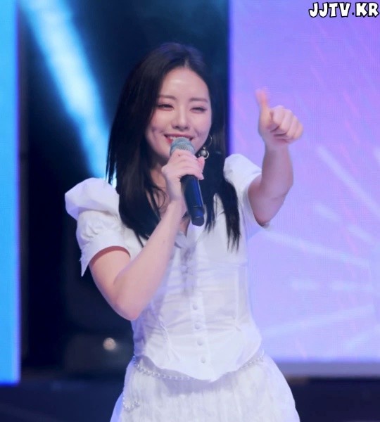 fromis_9's white shirt and white skirt fromis_9's Park Jiwon.