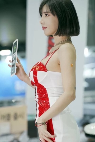 Model Songjua Enamel Front Zipper Sleeveless Dress