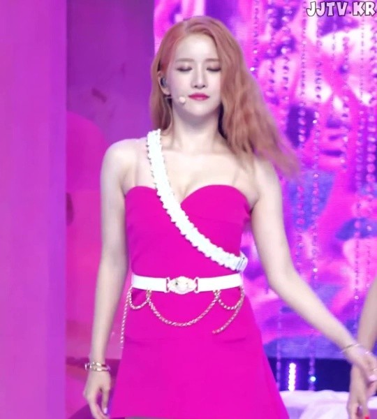 WJSN's pink off-shoulder, SMG, WJSN's Exy.