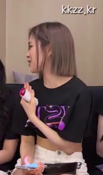 ITZY's crossed legs hot pants ITZY RYUJIN.